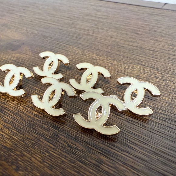 6 Small Size Chanel Buttons - Picture 2 of 5